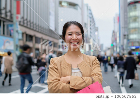 銀座で買い物をする笑顔の女性 銀座で買い物をする笑顔の女性 106567865