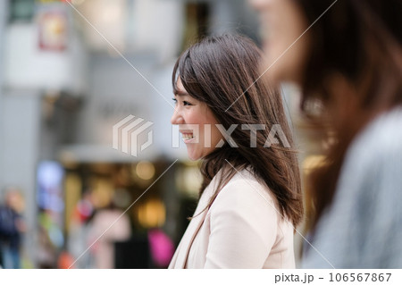 銀座を歩く女性のクローズアップ 銀座を歩く女性のクローズアップ 106567867