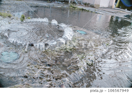 水害　水があふれているマンホール 106567949