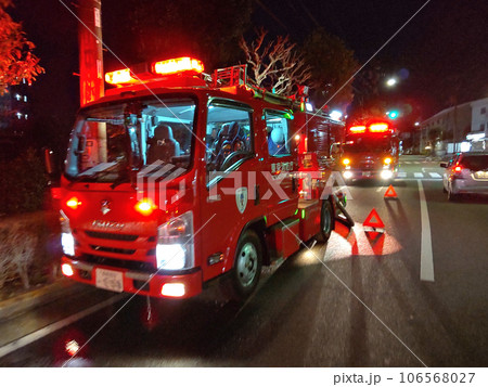 夜間に緊急出動する消防車 106568027