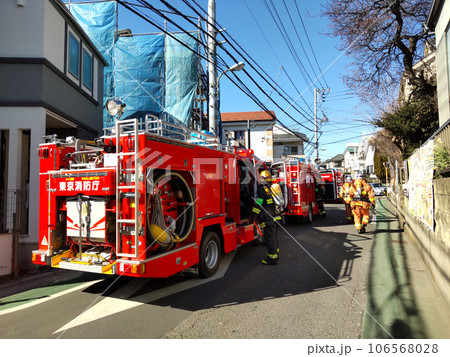 日中に緊急出動する消防車 106568028