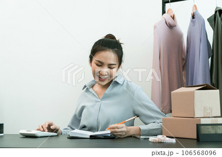 Young asian entrepreneurs are working and smiling. 106568096