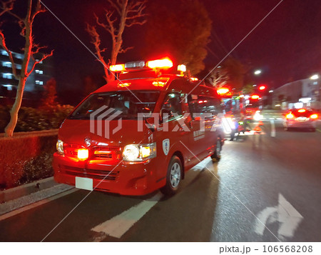 夜間に緊急出動する消防車両 106568208