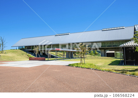 福井県若狭町　快晴の福井県年縞博物館 106568224