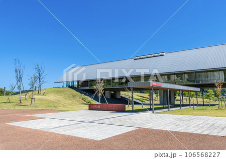 福井県若狭町　快晴の福井県年縞博物館 106568227