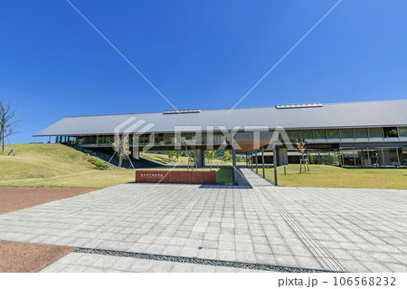 福井県若狭町　快晴の福井県年縞博物館 106568232