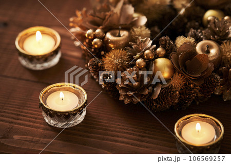 クリスマスイメージ  クリスマスリースとキャンドル 106569257