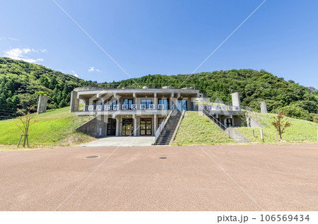 福井県若狭町　快晴の若狭三方縄文博物館 106569434