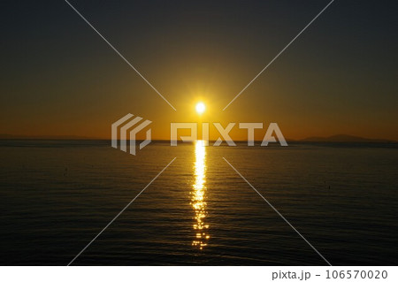 兵庫県淡路島　夕暮れに西海岸から小豆島方面を望む 106570020