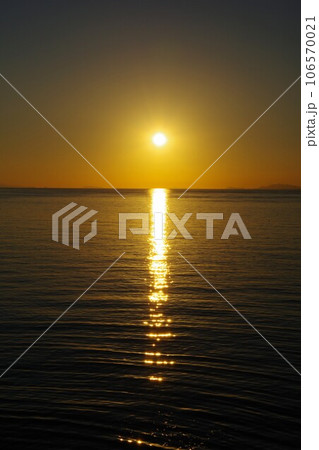 兵庫県淡路島　夕暮れに西海岸から小豆島方面を望む 106570021