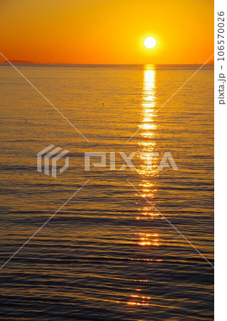 兵庫県淡路島 夕暮れに西海岸から小豆島方面を望む 兵庫県淡路島 夕暮れに西海岸から小豆島方面を望む 106570026