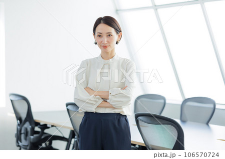 ビジネス　女性 106570724