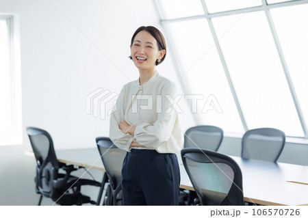 ビジネス　女性 106570726