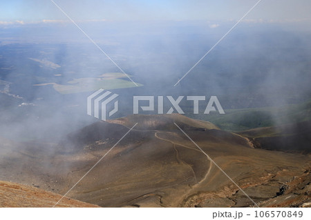 十勝岳山頂からの眺望 大雪山国立公園 望岳台登山口方面を望む 十勝岳山頂からの眺望 大雪山国立公園 望岳台登山口方面を望む 106570849