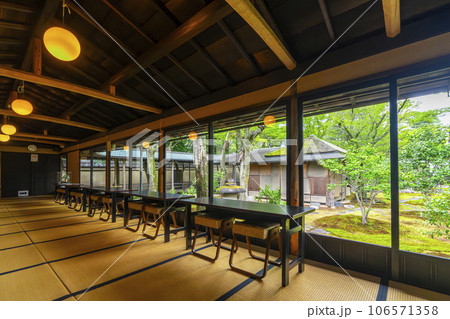 京都・紫野 大徳寺 黄梅院 ギャラリーから見た直中庭 京都・紫野 大徳寺 黄梅院 ギャラリーから見た直中庭 106571358