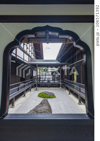 大徳寺黄梅院 火頭窓から見る閑坐庭 大徳寺黄梅院 火頭窓から見る閑坐庭 106571392