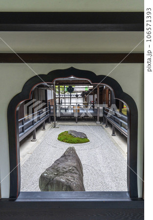 大徳寺黄梅院　火頭窓から見る閑坐庭 106571393
