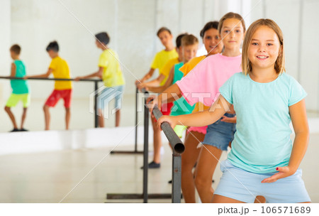 Young boys and girls training ballet moves 106571689