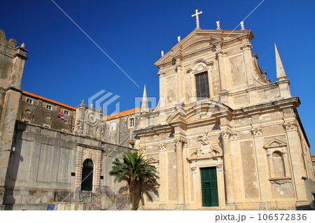 アドリア海の真珠と言われるクロアチアの世界文化遺産ドブロブニク　旧市街の聖イグナチオ教会 106572836