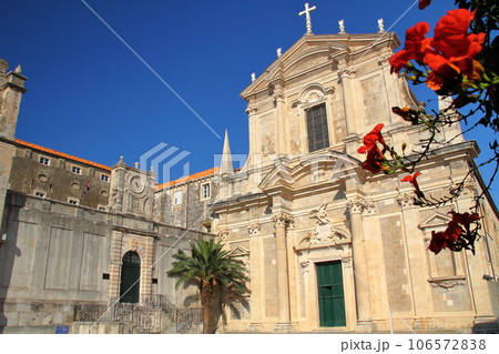 アドリア海の真珠と言われるクロアチアの世界文化遺産ドブロブニク　旧市街の聖イグナチオ教会 106572838