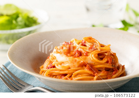 糸引きモッツァレラとトマトソースのスパゲッティー 106573122