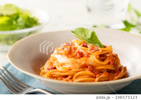 糸引きモッツァレラとトマトソースのスパゲッティー 106573123