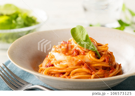 糸引きモッツァレラとトマトソースのスパゲッティー 106573125