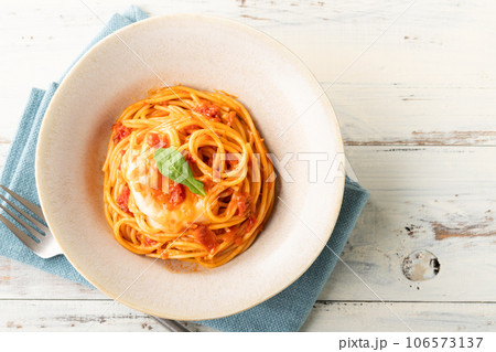 糸引きモッツァレラとトマトソースのスパゲッティー 106573137