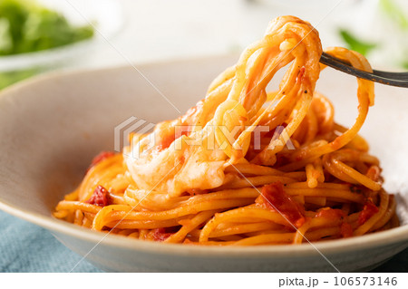 糸引きモッツァレラとトマトソースのスパゲッティー 106573146