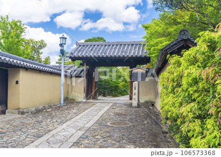 京都・紫野 大徳寺芳春院 山門 如意庵へ続く参道 京都・紫野 大徳寺芳春院 山門 如意庵へ続く参道 106573368