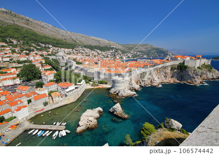 アドリア海の真珠、クロアチアの世界文化遺産ドブロブニク　ロヴリイェナツ要塞から望む城壁と旧市街 106574442