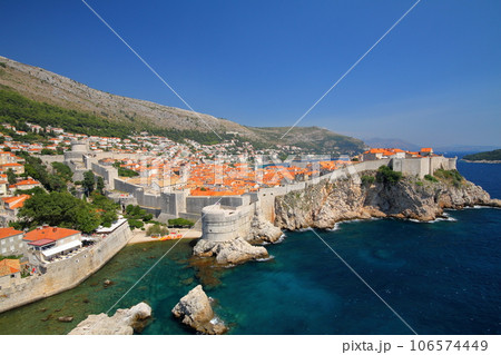 アドリア海の真珠、クロアチアの世界文化遺産ドブロブニク　ロヴリイェナツ要塞から望む城壁と旧市街 106574449