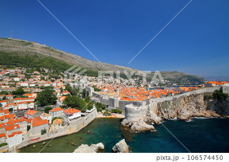 アドリア海の真珠、クロアチアの世界文化遺産ドブロブニク　ロヴリイェナツ要塞から望む城壁と旧市街 106574450