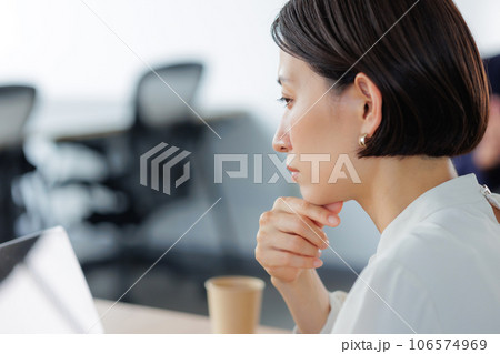ビジネス　女性　ポートレート 106574969