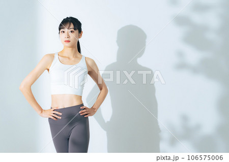 トレーニングでウエストをシェイプアップした女性 ボディケア ダイエット トレーニングでウエストをシェイプアップした女性 ボディケア ダイエット 106575006