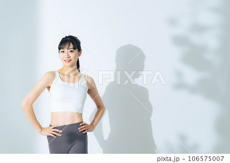 トレーニングでウエストをシェイプアップした女性 ボディケア ダイエット トレーニングでウエストをシェイプアップした女性 ボディケア ダイエット 106575007