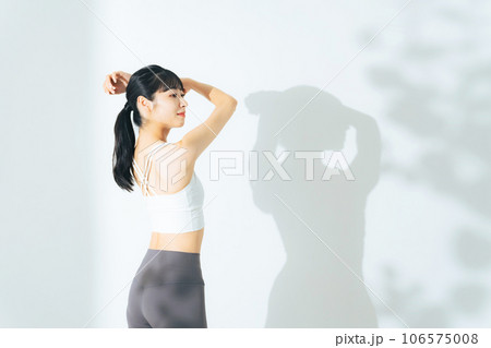 トレーニングでシェイプアップした女性　ボディケア　ダイエット 106575008