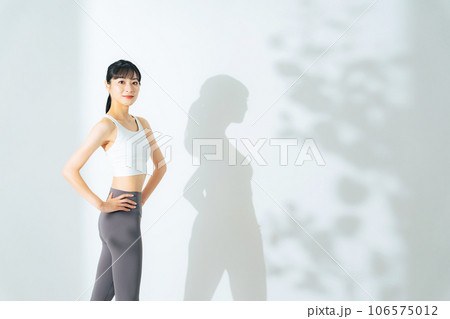 トレーニングでウエストをシェイプアップした女性イメージ ボディケア ダイエット トレーニングでウエストをシェイプアップした女性イメージ ボディケア ダイエット 106575012