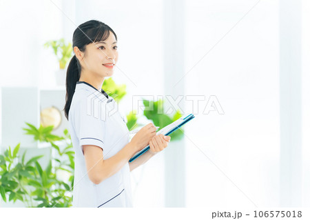 医療施設で働く医療従事者 106575018