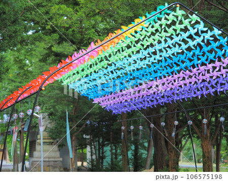 北海道の夏詣 東神楽神社の風車のアーチ 106575198