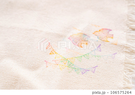 ハンコでつけた旗と鶏の模様 ハンコでつけた旗と鶏の模様 106575264