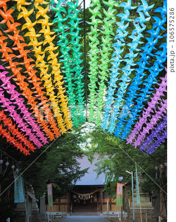 北海道の夏詣 東神楽神社の風車のトンネル 106575286