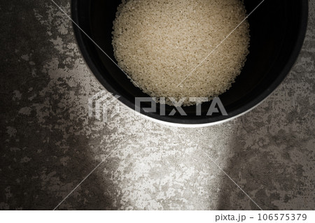 Sunlight shines on the uncooked rice 106575379