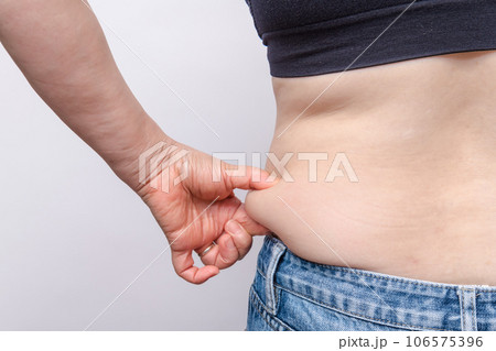 【わき腹の肉を摘む主婦の後ろ姿】 106575396