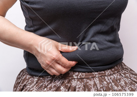 【お腹の肉を摘む主婦】 【お腹の肉を摘む主婦】 106575399