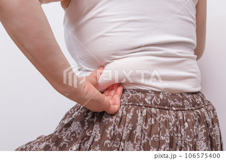 【お腹の肉を摘む主婦】 【お腹の肉を摘む主婦】 106575400