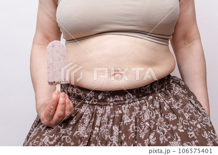 【お腹の肉を摘む主婦とでべそ アイス】 【お腹の肉を摘む主婦とでべそ アイス】 106575401