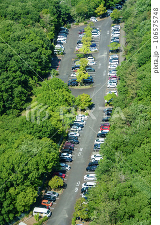 東山スカイタワーから見た　名古屋市　東山動植物園の駐車場 106575748