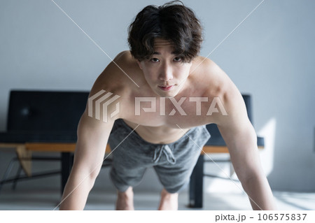 腕立て伏せのトレーニングする男性　正面 106575837