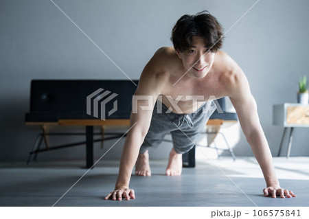 腕立て伏せのトレーニングする男性　正面 106575841